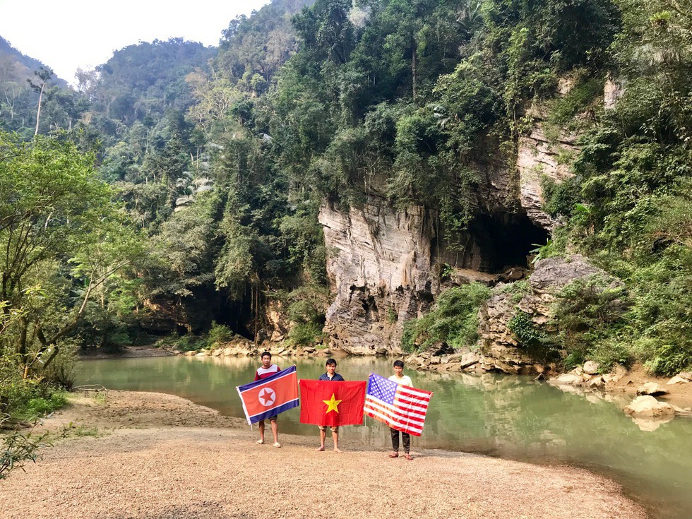 Treo cờ Mỹ - Triều trong hang Sơn Đoòng - Ảnh 6. Treo cờ Mỹ - Triều trong hang Sơn Đoòng - Ảnh 6.