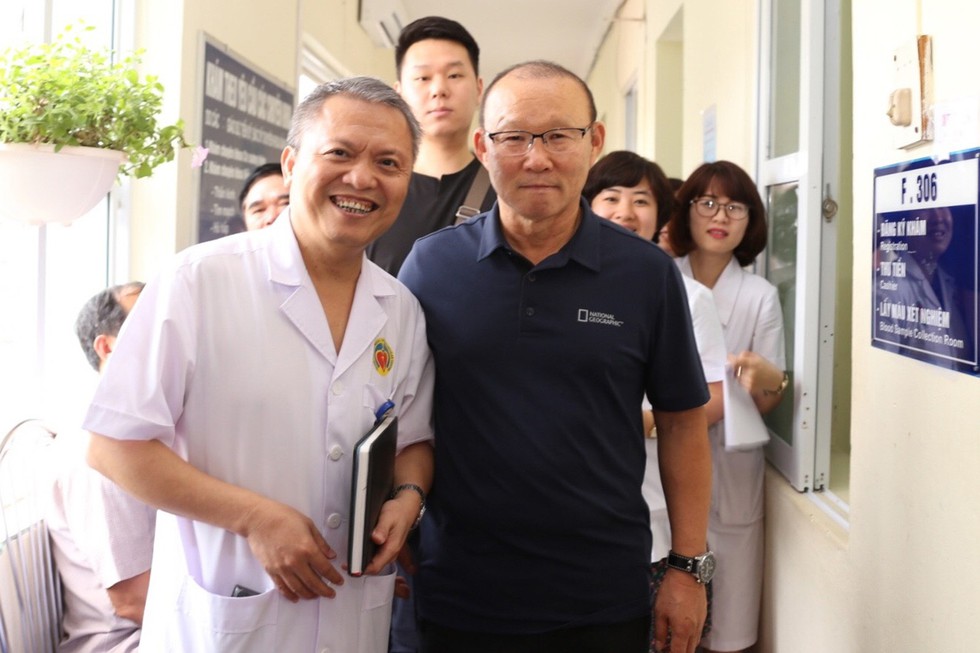 Ông Park Hang Seo bị bao vây khi đi khám sức khỏe - Ảnh 6. Ông Park Hang Seo bị bao vây khi đi khám sức khỏe - Ảnh 6.
