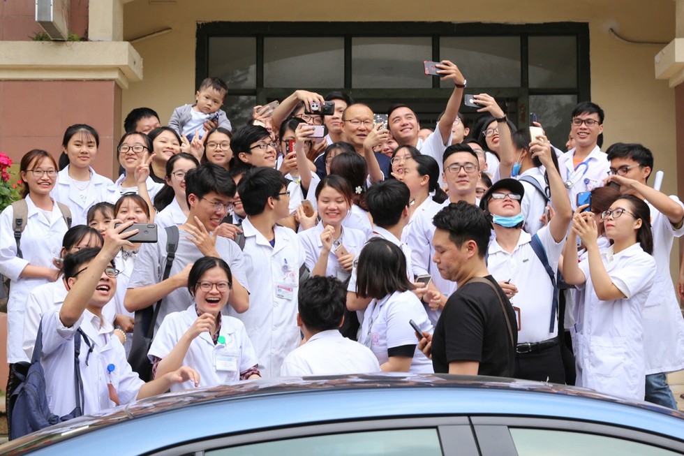Ông Park Hang Seo bị bao vây khi đi khám sức khỏe - Ảnh 7. Ông Park Hang Seo bị bao vây khi đi khám sức khỏe - Ảnh 7.