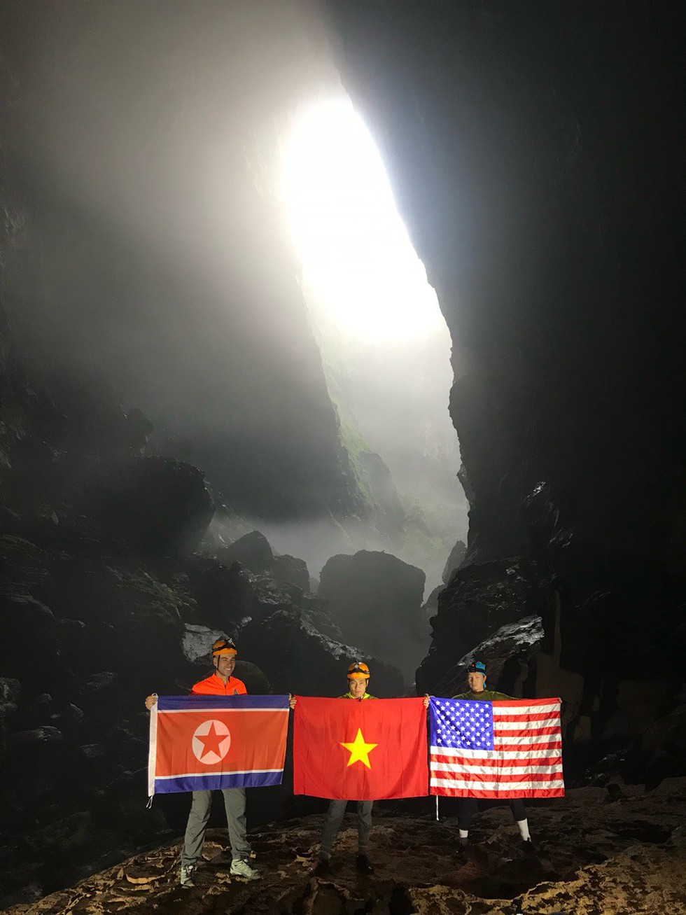 Treo cờ Mỹ - Triều trong hang Sơn Đoòng - Ảnh 4. Treo cờ Mỹ - Triều trong hang Sơn Đoòng - Ảnh 4.