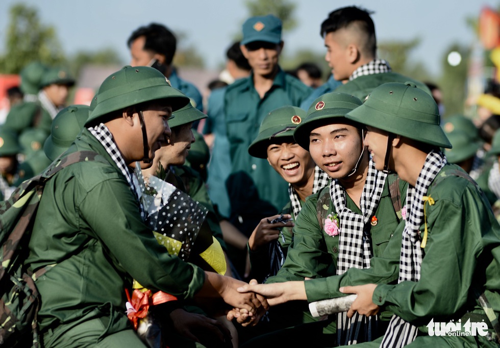 Nụ cười tân binh TP.HCM trước giờ nhập ngũ - Ảnh 8. Nụ cười tân binh TP.HCM trước giờ nhập ngũ - Ảnh 8.