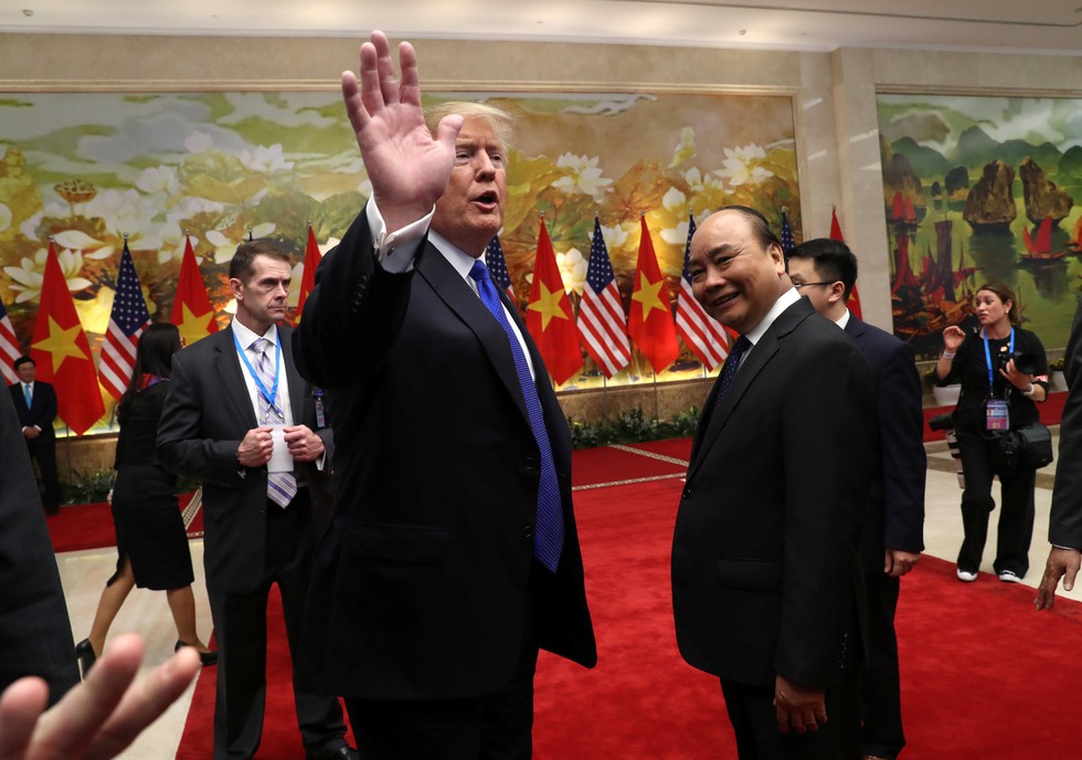 Tổng thống Trump gây thích thú với hình ảnh vẫy cờ Việt Nam - Ảnh 8. Tổng thống Trump gây thích thú với hình ảnh vẫy cờ Việt Nam - Ảnh 8.