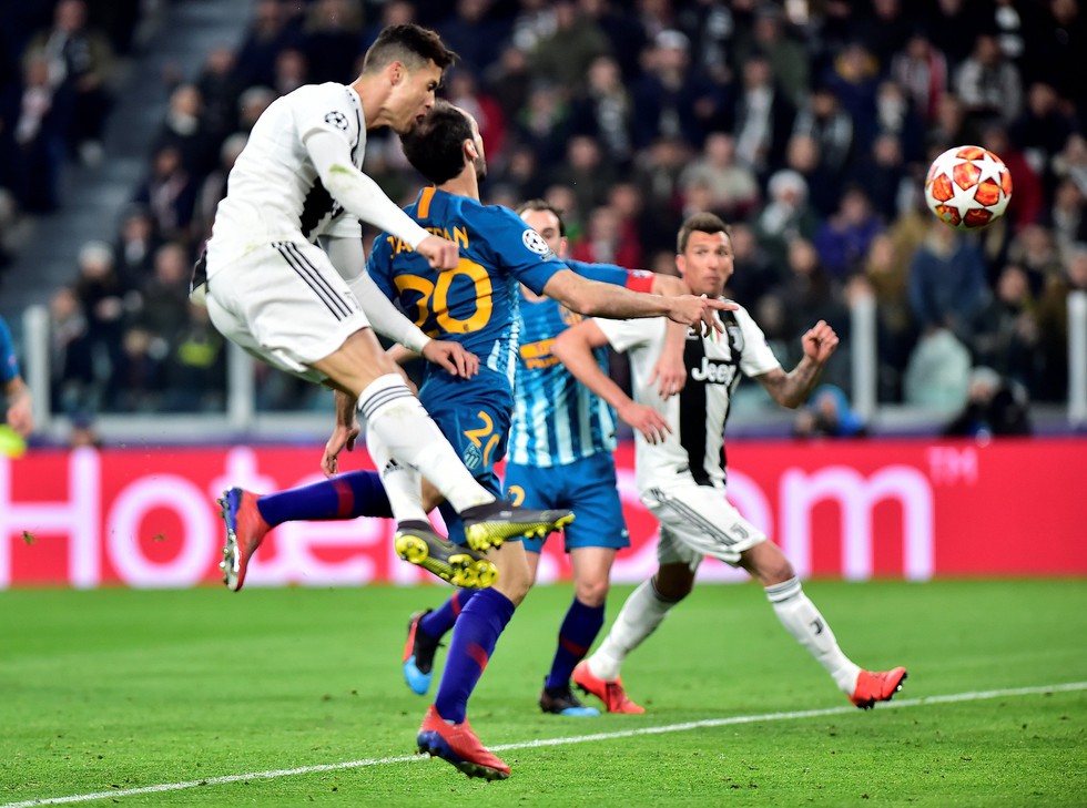 Xem siêu nhân Ronaldo đánh bại Atletico Madrid qua ảnh - Ảnh 1. Xem siêu nhân Ronaldo đánh bại Atletico Madrid qua ảnh - Ảnh 1.