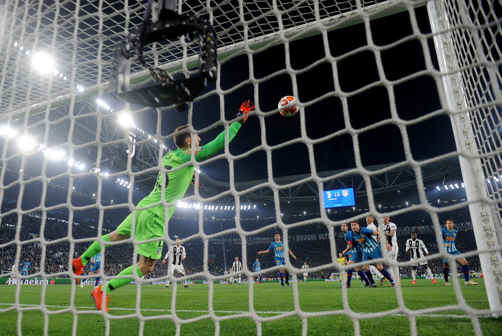 Xem siêu nhân Ronaldo đánh bại Atletico Madrid qua ảnh - Ảnh 5. Xem siêu nhân Ronaldo đánh bại Atletico Madrid qua ảnh - Ảnh 5.