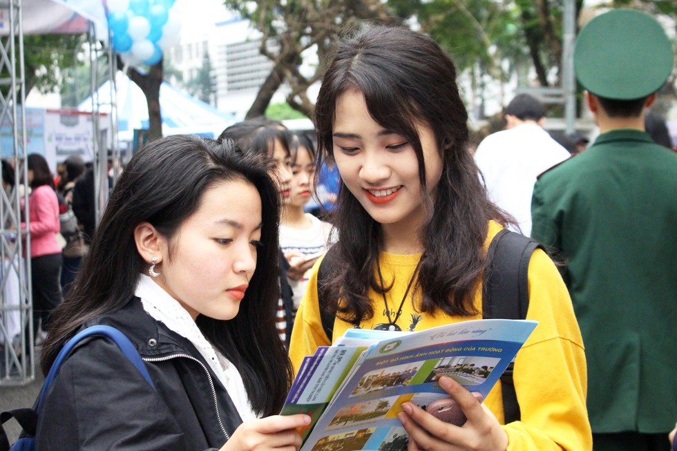 Những nụ cười xinh đẹp tại ngày hội tư vấn - tuyển sinh 2019 - Ảnh 1. Những nụ cười xinh đẹp tại ngày hội tư vấn - tuyển sinh 2019 - Ảnh 1.