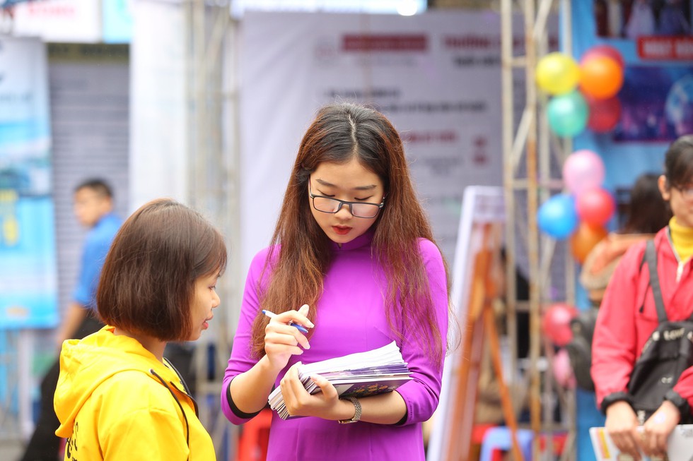 Những nụ cười xinh đẹp tại ngày hội tư vấn - tuyển sinh 2019 - Ảnh 6. Những nụ cười xinh đẹp tại ngày hội tư vấn - tuyển sinh 2019 - Ảnh 6.