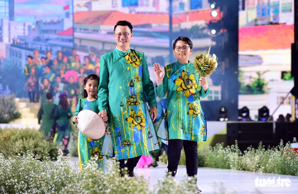Áo dài lộng lẫy đêm xuân khai mạc Lễ hội Áo dài - Ảnh 12. Áo dài lộng lẫy đêm xuân khai mạc Lễ hội Áo dài - Ảnh 12.