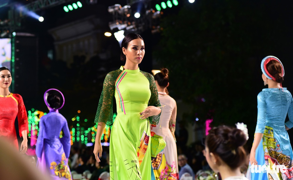 Áo dài lộng lẫy đêm xuân khai mạc Lễ hội Áo dài - Ảnh 7. Áo dài lộng lẫy đêm xuân khai mạc Lễ hội Áo dài - Ảnh 7.