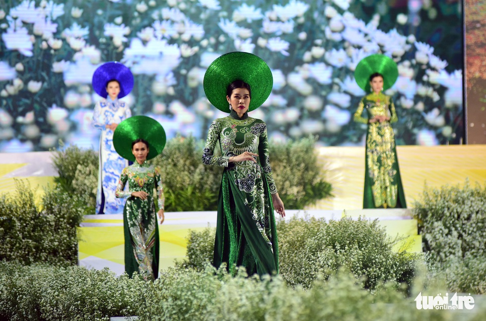 Áo dài lộng lẫy đêm xuân khai mạc Lễ hội Áo dài - Ảnh 6. Áo dài lộng lẫy đêm xuân khai mạc Lễ hội Áo dài - Ảnh 6.