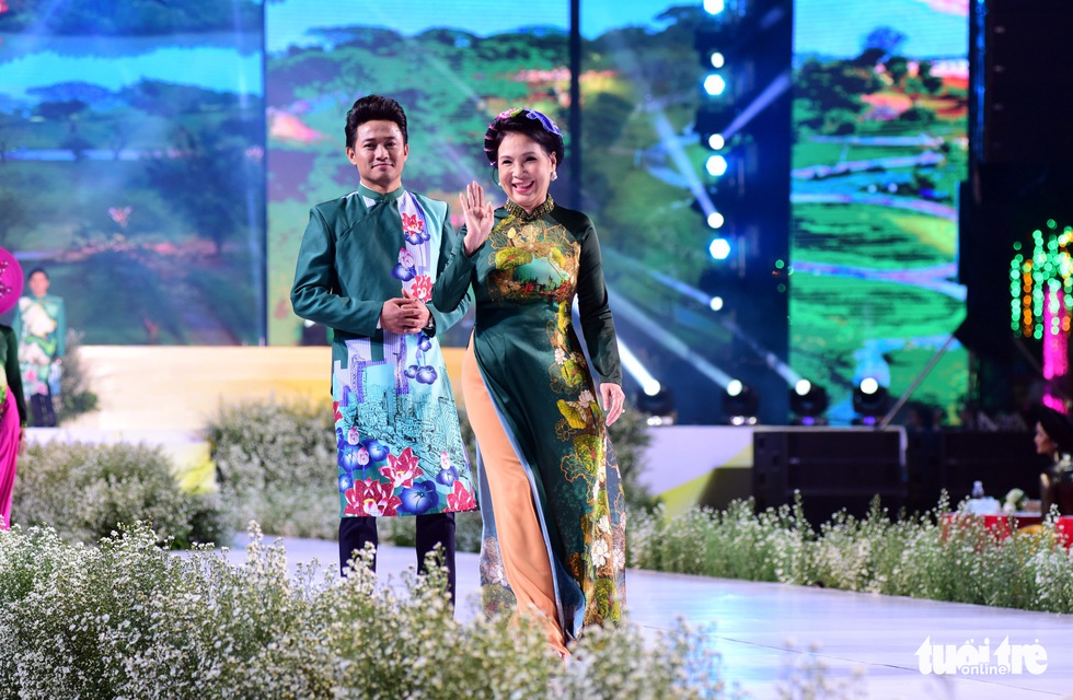 Áo dài lộng lẫy đêm xuân khai mạc Lễ hội Áo dài - Ảnh 16. Áo dài lộng lẫy đêm xuân khai mạc Lễ hội Áo dài - Ảnh 16.