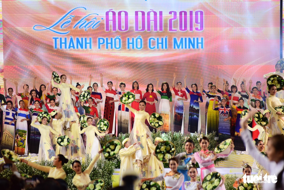 Áo dài lộng lẫy đêm xuân khai mạc Lễ hội Áo dài - Ảnh 2. Áo dài lộng lẫy đêm xuân khai mạc Lễ hội Áo dài - Ảnh 2.
