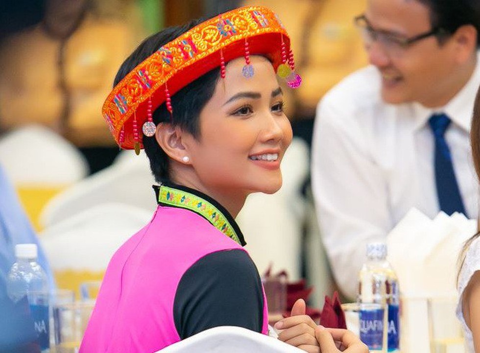 H’Hen Niê đối thoại cùng Bí thư thứ nhất Trung ương Đoàn - Ảnh 2. H’Hen Niê đối thoại cùng Bí thư thứ nhất Trung ương Đoàn - Ảnh 2.