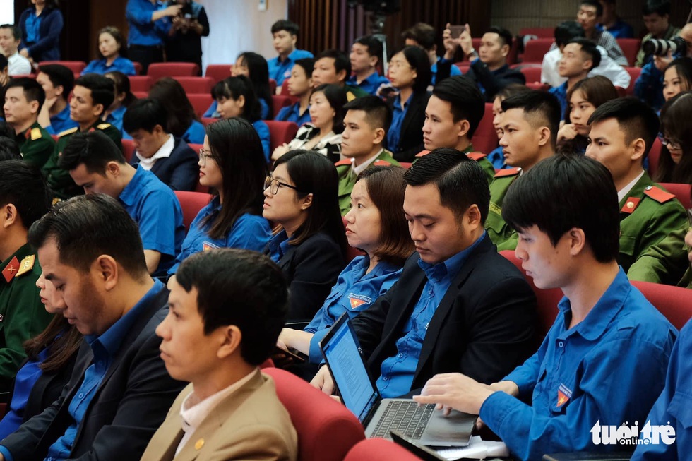 H’Hen Niê đối thoại cùng Bí thư thứ nhất Trung ương Đoàn - Ảnh 3. H’Hen Niê đối thoại cùng Bí thư thứ nhất Trung ương Đoàn - Ảnh 3.