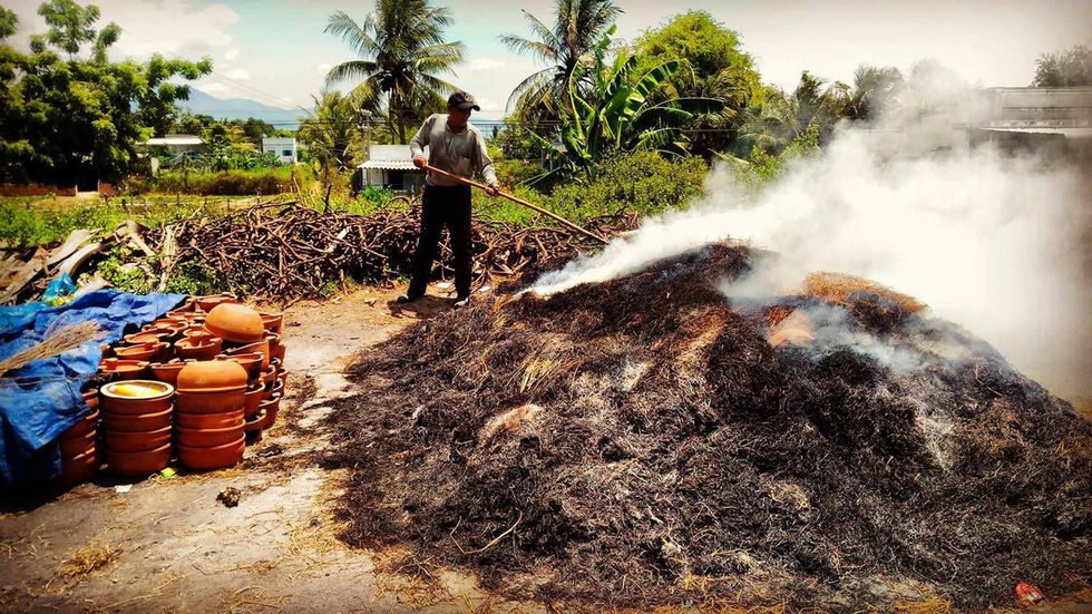 Ở đâu thợ gốm đi giật lùi, không cần đến bàn xoay? Xin thưa: Bàu Trúc! - Ảnh 2. Ở đâu thợ gốm đi giật lùi, không cần đến bàn xoay? Xin thưa: Bàu Trúc! - Ảnh 2.