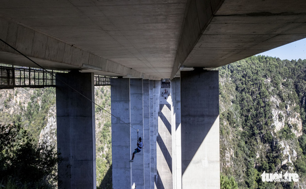 10 giây thót tim với nhảy bungy cao nhất thế giới từ trên cầu - Ảnh 4. 10 giây thót tim với nhảy bungy cao nhất thế giới từ trên cầu - Ảnh 4.
