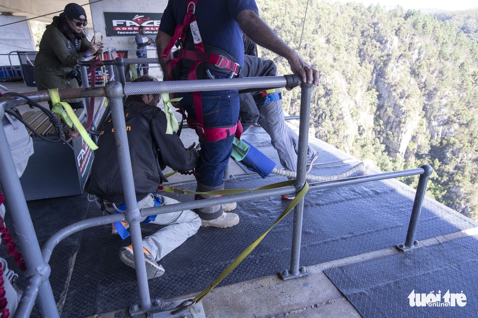 10 giây thót tim với nhảy bungy cao nhất thế giới từ trên cầu - Ảnh 9. 10 giây thót tim với nhảy bungy cao nhất thế giới từ trên cầu - Ảnh 9.