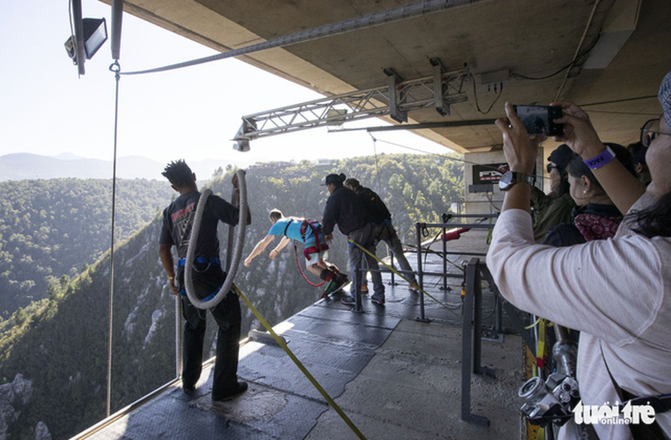 10 giây thót tim với nhảy bungy cao nhất thế giới từ trên cầu - Ảnh 12. 10 giây thót tim với nhảy bungy cao nhất thế giới từ trên cầu - Ảnh 12.