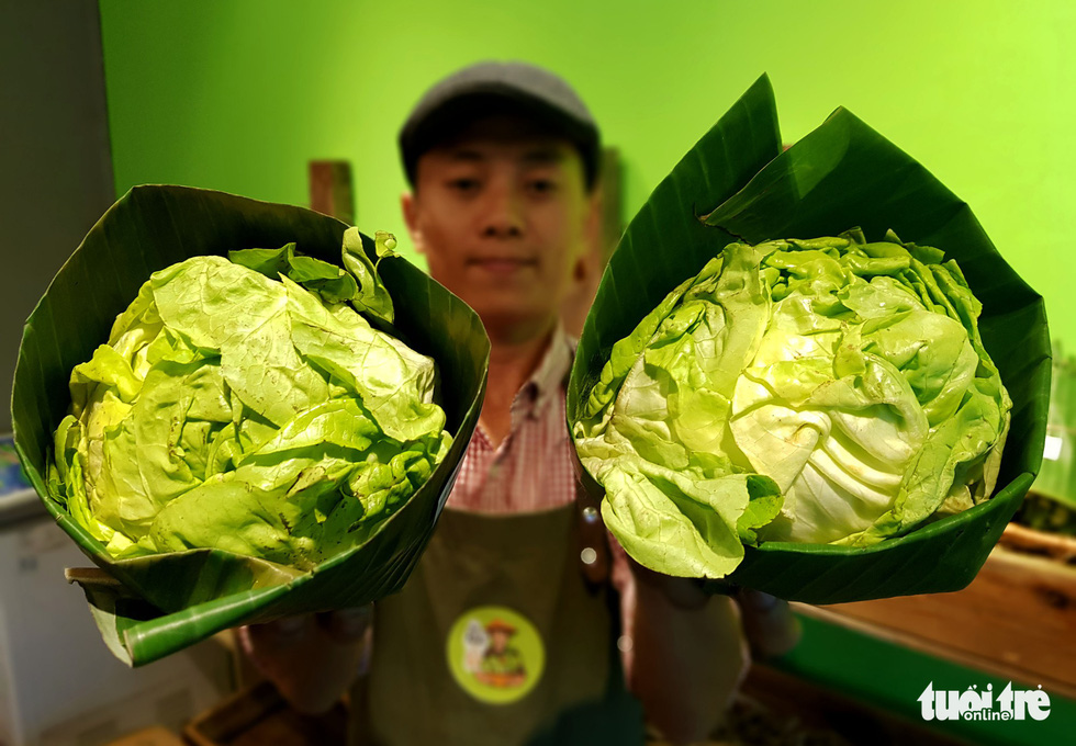 Tiệm nông sản ở Sài Gòn gói rau củ bằng lá chuối - Ảnh 2.