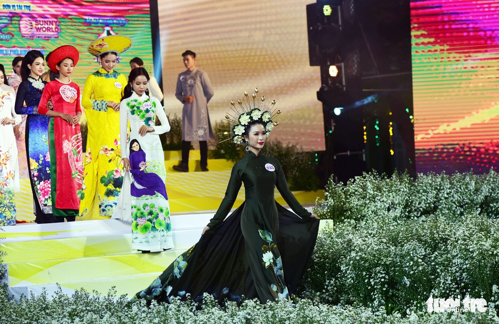 Nguyễn Trăm và Mộng Đào đoạt giải Duyên dáng áo dài 2019 - Ảnh 5. Nguyễn Trăm và Mộng Đào đoạt giải Duyên dáng áo dài 2019 - Ảnh 5.