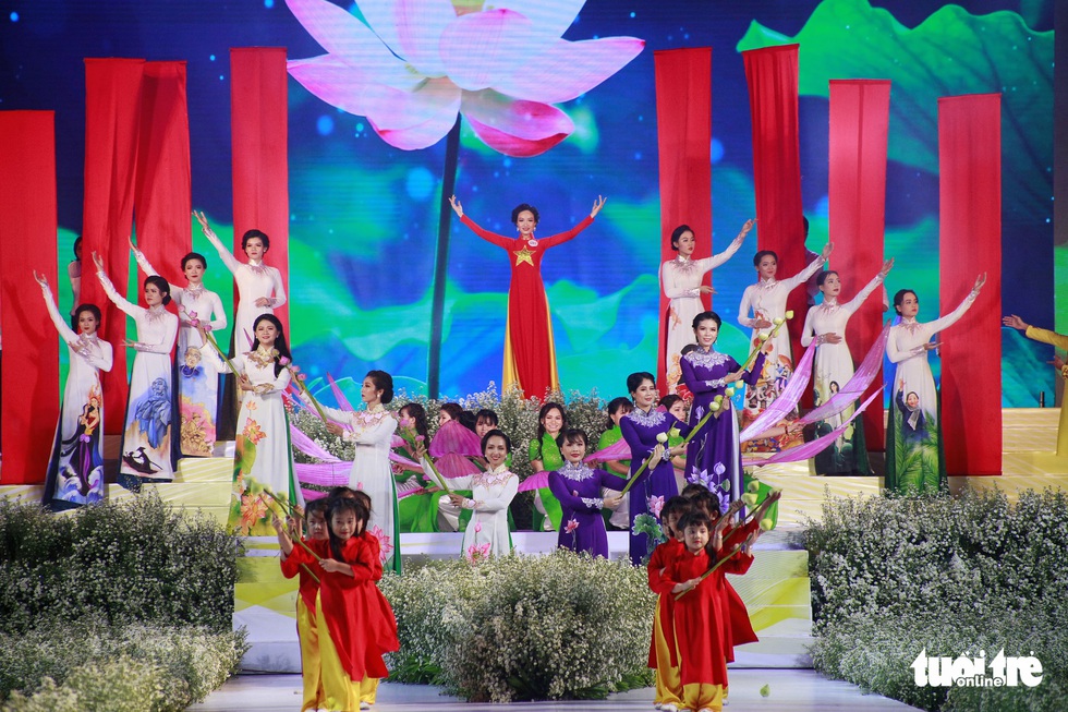 Nguyễn Trăm và Mộng Đào đoạt giải Duyên dáng áo dài 2019 - Ảnh 7. Nguyễn Trăm và Mộng Đào đoạt giải Duyên dáng áo dài 2019 - Ảnh 7.