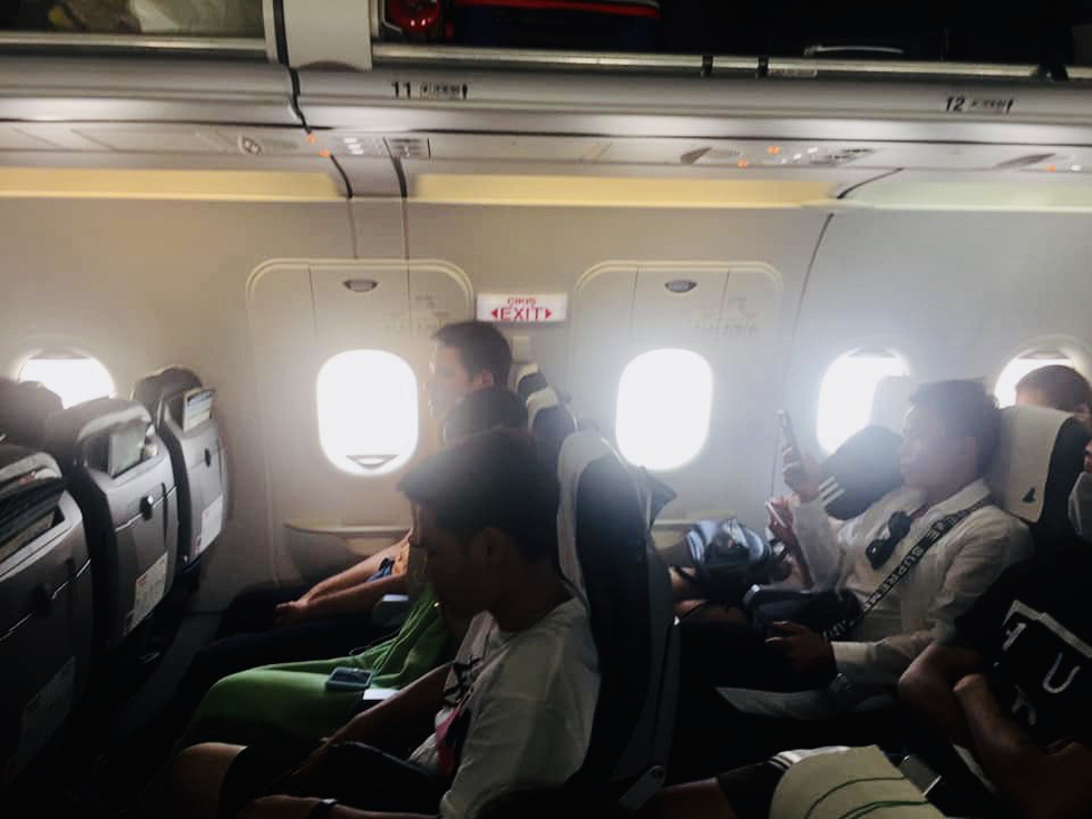 Hãng hàng không phủ nhận tự lắp thêm ghế chắn lối thoát hiểm - Ảnh 1.