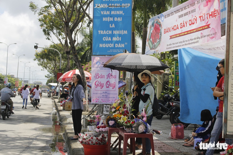 Sinh viên ăn nắng ngủ sương bán hoa dịp lễ 8-3 thu chục triệu đồng - Ảnh 8. Sinh viên ăn nắng ngủ sương bán hoa dịp lễ 8-3 thu chục triệu đồng - Ảnh 8.