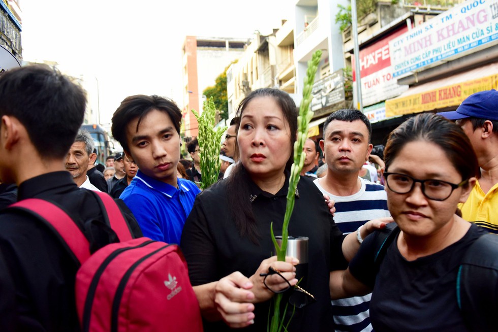 Hàng ngàn người tiễn đưa nghệ sĩ Anh Vũ - Ảnh 3. Hàng ngàn người tiễn đưa nghệ sĩ Anh Vũ - Ảnh 3.