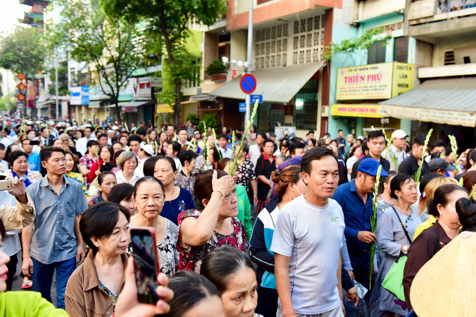Hàng ngàn người tiễn đưa nghệ sĩ Anh Vũ - Ảnh 2. Hàng ngàn người tiễn đưa nghệ sĩ Anh Vũ - Ảnh 2.