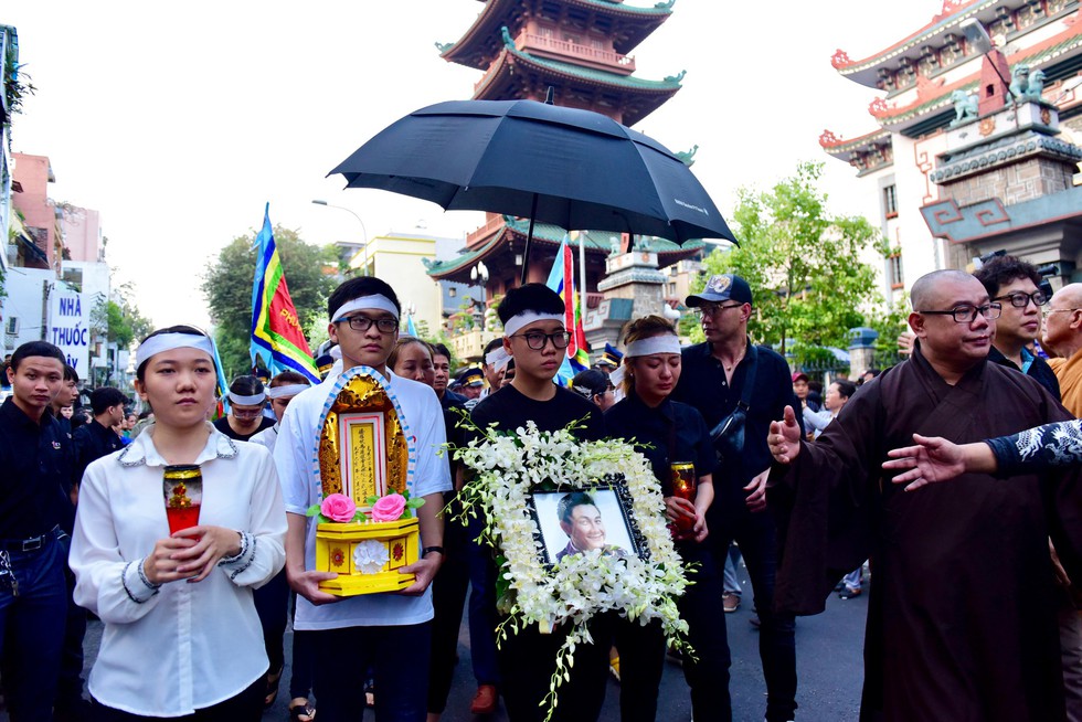 Hàng ngàn người tiễn đưa nghệ sĩ Anh Vũ - Ảnh 1. Hàng ngàn người tiễn đưa nghệ sĩ Anh Vũ - Ảnh 1.