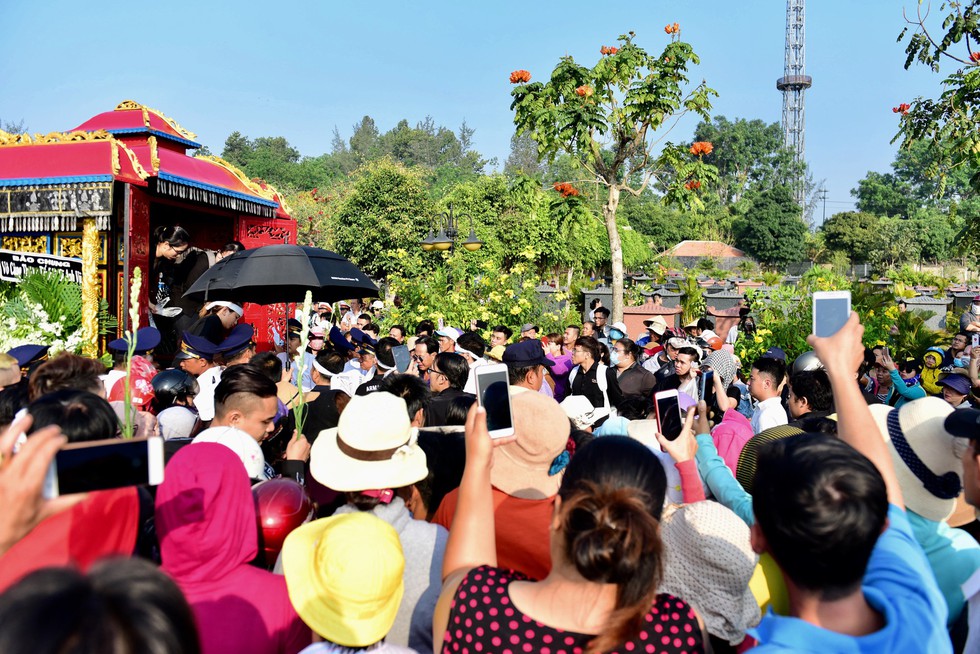 Chen lấn, livestream náo loạn tại lễ an táng nghệ sĩ Anh Vũ - Ảnh 7. Chen lấn, livestream náo loạn tại lễ an táng nghệ sĩ Anh Vũ - Ảnh 7.