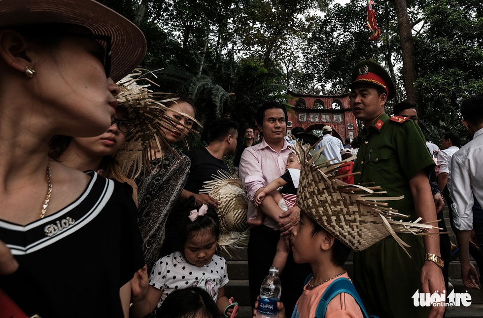 Đền Hùng đang tràn ngập người, ăn mặc không đúng quy định bị chặn lại - Ảnh 5. Đền Hùng đang tràn ngập người, ăn mặc không đúng quy định bị chặn lại - Ảnh 5.