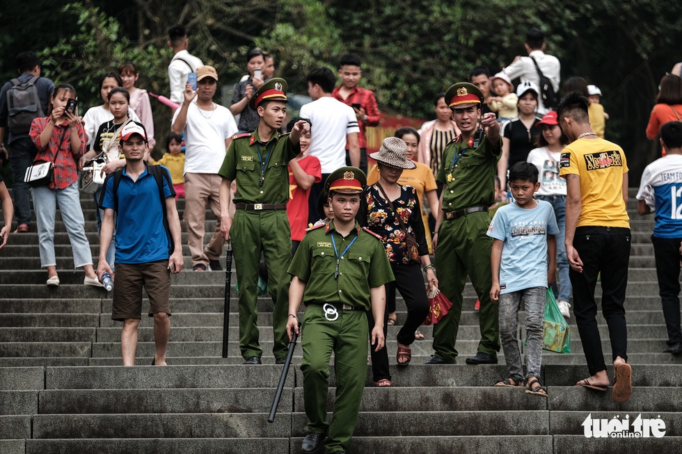 Đền Hùng đang tràn ngập người, ăn mặc không đúng quy định bị chặn lại - Ảnh 7. Đền Hùng đang tràn ngập người, ăn mặc không đúng quy định bị chặn lại - Ảnh 7.