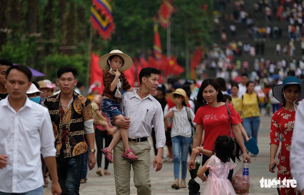 Đền Hùng đang tràn ngập người, ăn mặc không đúng quy định bị chặn lại - Ảnh 4. Đền Hùng đang tràn ngập người, ăn mặc không đúng quy định bị chặn lại - Ảnh 4.