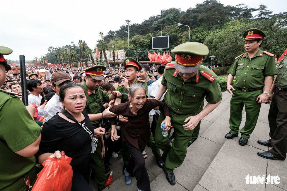 Đông đúc, chen lấn sau lễ dâng hương giỗ Tổ Hùng Vương - Ảnh 16. Đông đúc, chen lấn sau lễ dâng hương giỗ Tổ Hùng Vương - Ảnh 16.