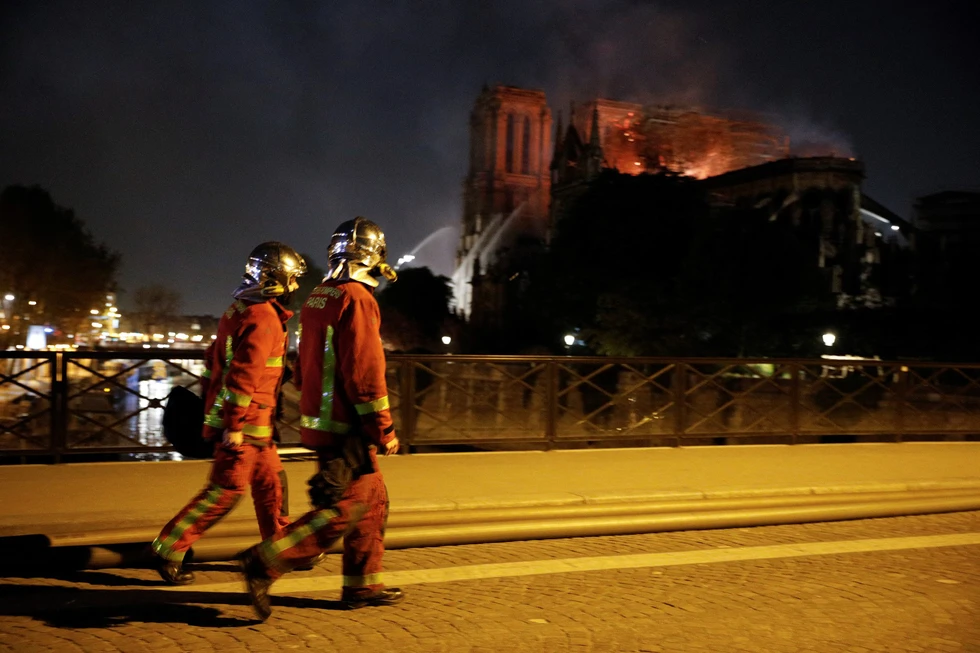 Hút nước sông Seine dập lửa Nhà thờ Đức Bà Paris - Ảnh 4. Hút nước sông Seine dập lửa Nhà thờ Đức Bà Paris - Ảnh 4.