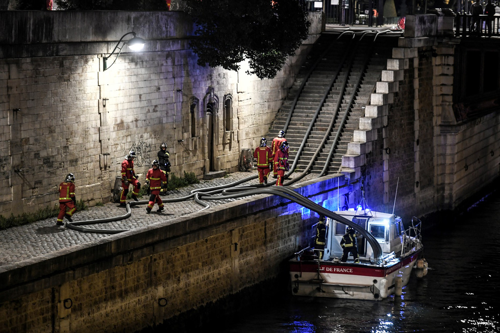 Hút nước sông Seine dập lửa Nhà thờ Đức Bà Paris - Ảnh 5. Hút nước sông Seine dập lửa Nhà thờ Đức Bà Paris - Ảnh 5.