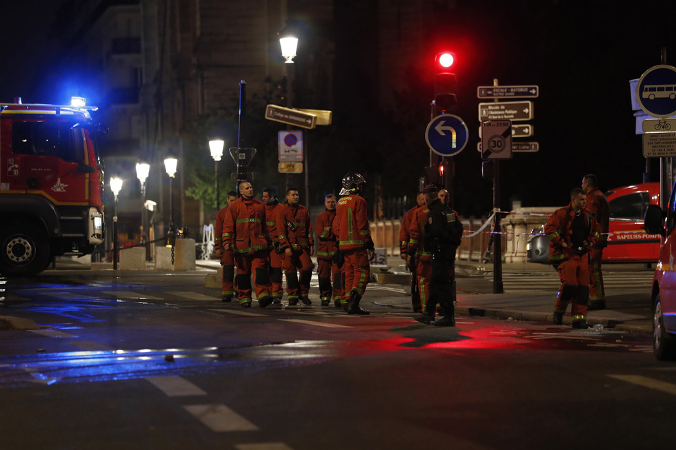 Hút nước sông Seine dập lửa Nhà thờ Đức Bà Paris - Ảnh 8. Hút nước sông Seine dập lửa Nhà thờ Đức Bà Paris - Ảnh 8.