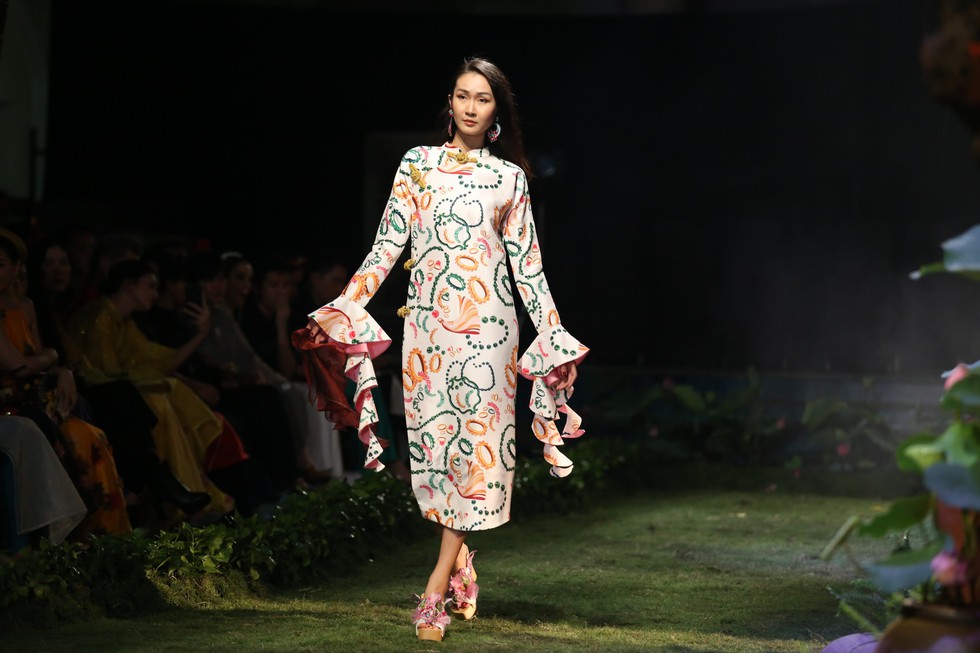 Tình Tang biến sàn diễn thành bức tranh Đông Hồ lớn - Ảnh 7. Tình Tang biến sàn diễn thành bức tranh Đông Hồ lớn - Ảnh 7.