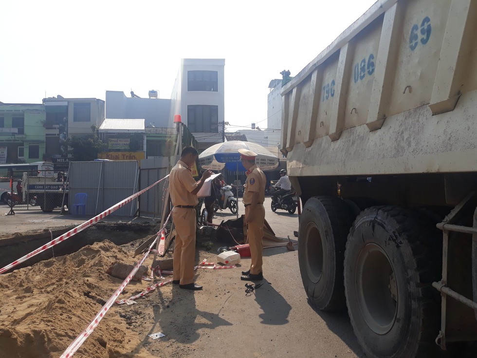 Giao thông lộn xộn vì đào đường, một phụ nữ bị xe ben cán tử vong - Ảnh 2. Giao thông lộn xộn vì đào đường, một phụ nữ bị xe ben cán tử vong - Ảnh 2.