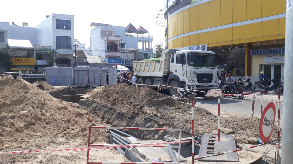 Giao thông lộn xộn vì đào đường, một phụ nữ bị xe ben cán tử vong - Ảnh 3. Giao thông lộn xộn vì đào đường, một phụ nữ bị xe ben cán tử vong - Ảnh 3.