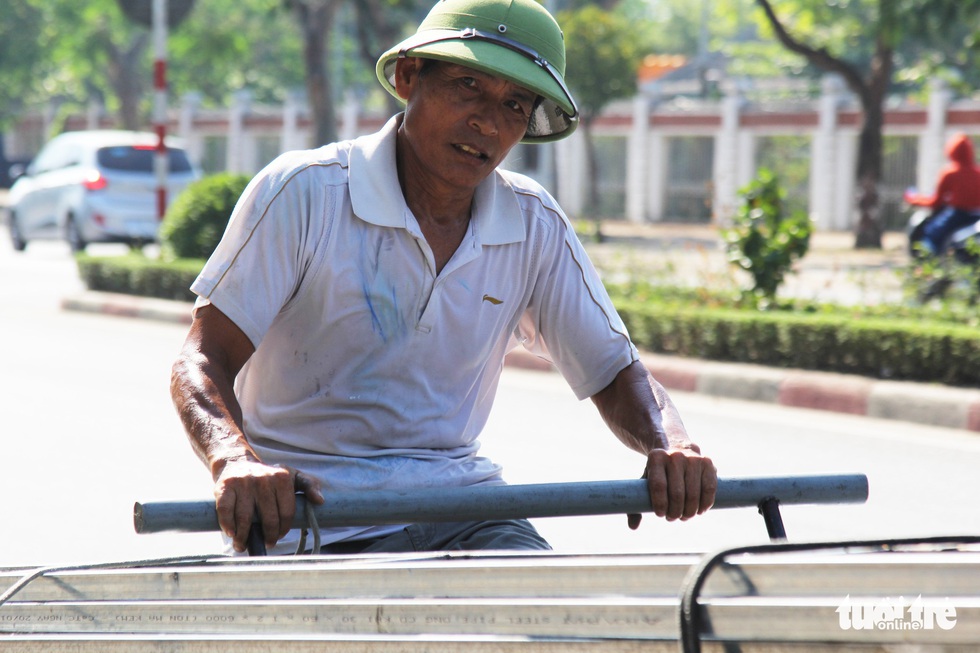 Người lao động căng mình mưu sinh trong cái nắng rát mặt - Ảnh 6. Người lao động căng mình mưu sinh trong cái nắng rát mặt - Ảnh 6.