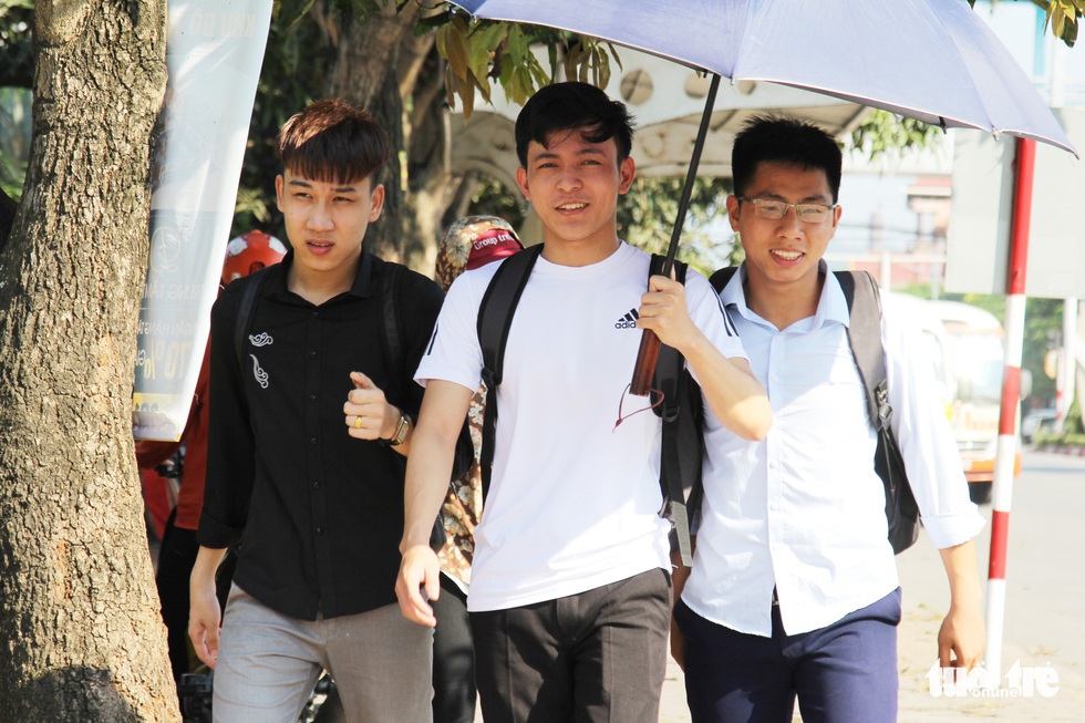 Người lao động căng mình mưu sinh trong cái nắng rát mặt - Ảnh 3. Người lao động căng mình mưu sinh trong cái nắng rát mặt - Ảnh 3.