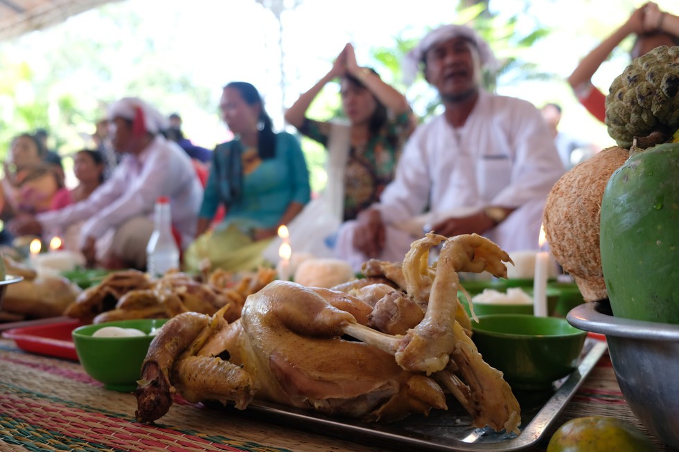 Hàng ngàn người hành lễ ở Tháp Bà Ponagar - Ảnh 11. Hàng ngàn người hành lễ ở Tháp Bà Ponagar - Ảnh 11.