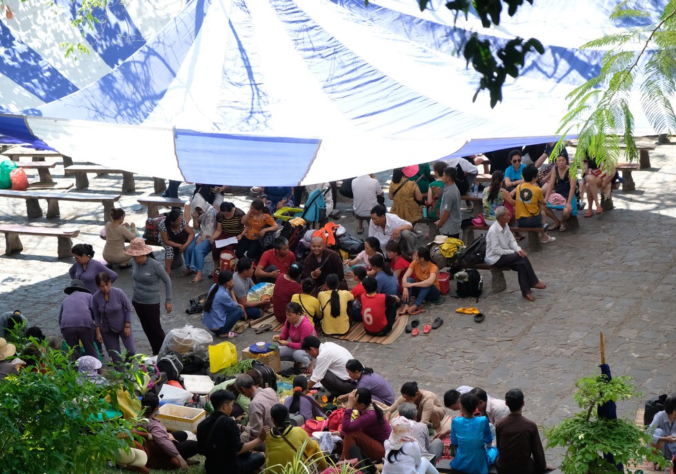 Hàng ngàn người hành lễ ở Tháp Bà Ponagar - Ảnh 13. Hàng ngàn người hành lễ ở Tháp Bà Ponagar - Ảnh 13.