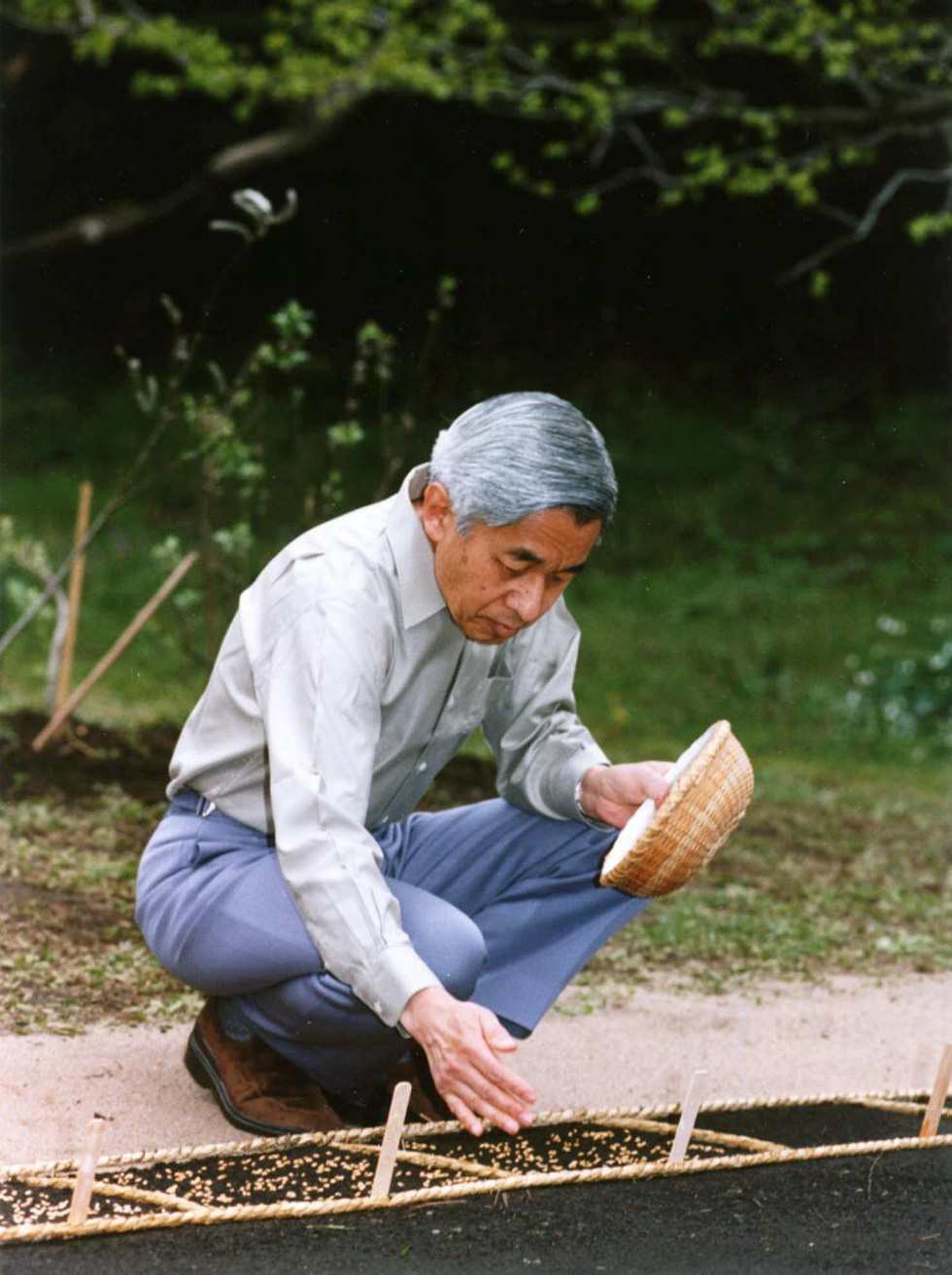 Những hình ảnh ghi dấu cuộc đời Nhật hoàng Akihito - Ảnh 20.