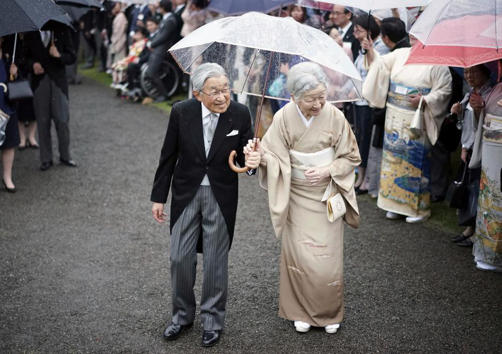 Những hình ảnh ghi dấu cuộc đời Nhật hoàng Akihito - Ảnh 1.