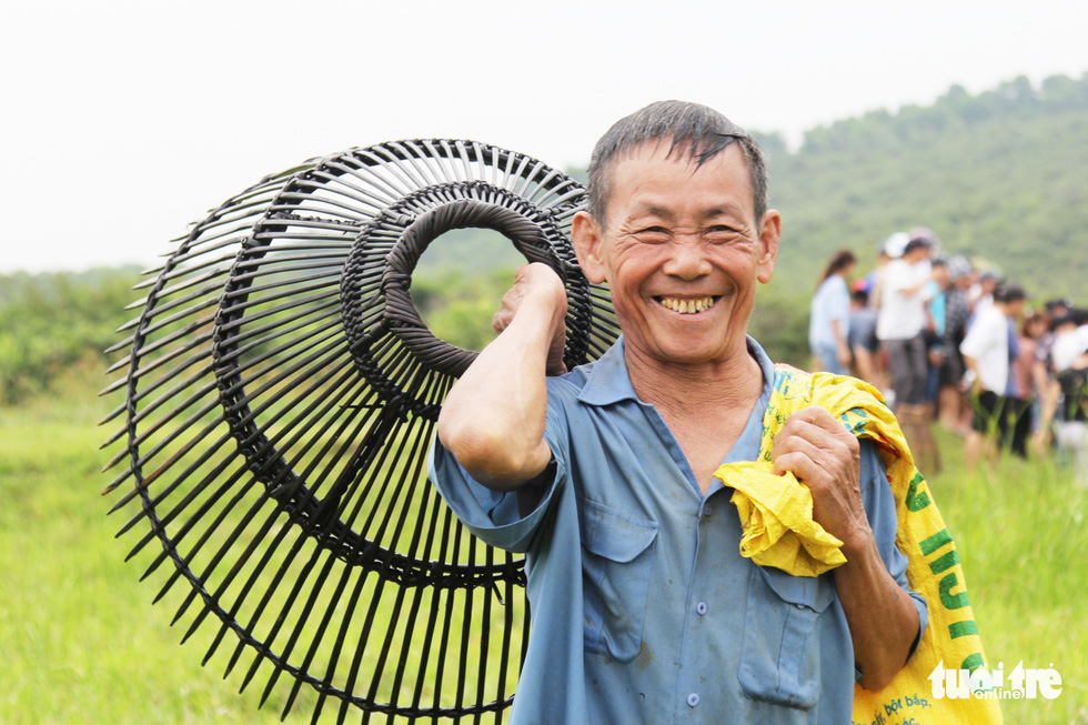 Cả ngàn người nô nức mang nơm, lưới đi đánh cá - Ảnh 13. Cả ngàn người nô nức mang nơm, lưới đi đánh cá - Ảnh 13.
