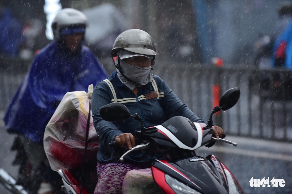Mưa lớn tại nhiều quận huyện, giải nhiệt cho TP.HCM ngày nghỉ lễ - Ảnh 12. Mưa lớn tại nhiều quận huyện, giải nhiệt cho TP.HCM ngày nghỉ lễ - Ảnh 12.