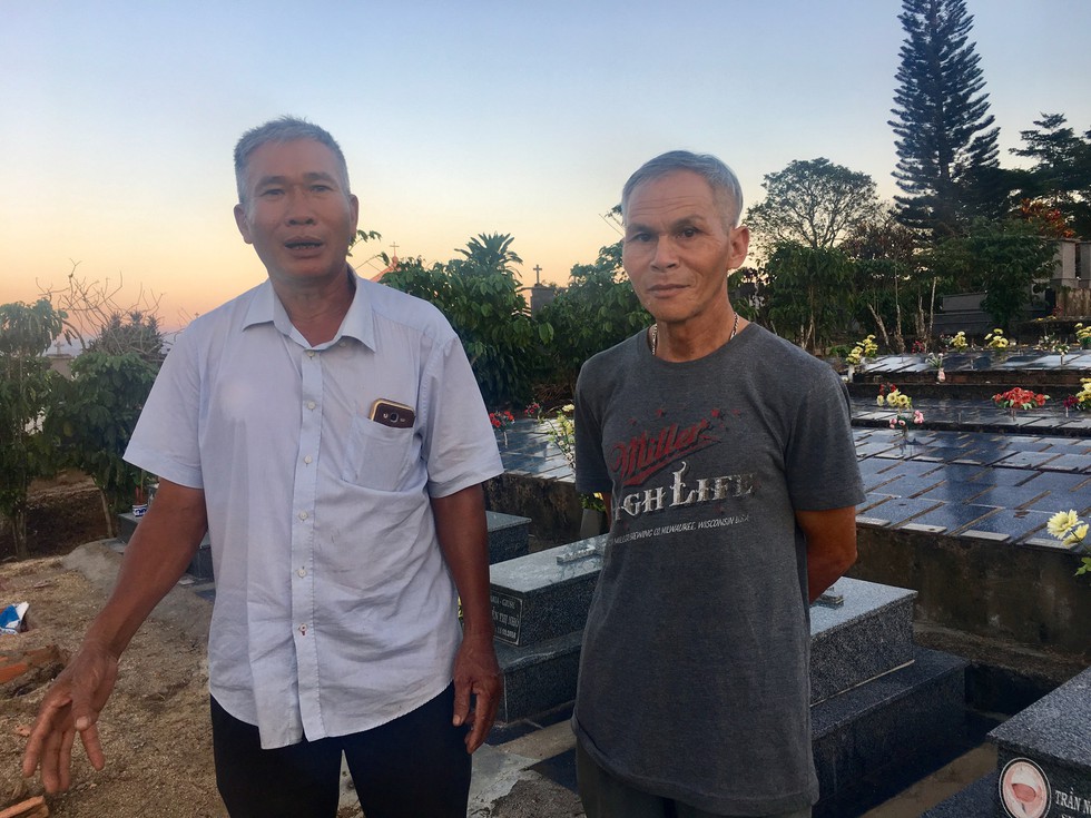 Người đàn ông cầm 4 sổ đất vay tiền làm nghĩa trang cho thai nhi - Ảnh 2. Người đàn ông cầm 4 sổ đất vay tiền làm nghĩa trang cho thai nhi - Ảnh 2.