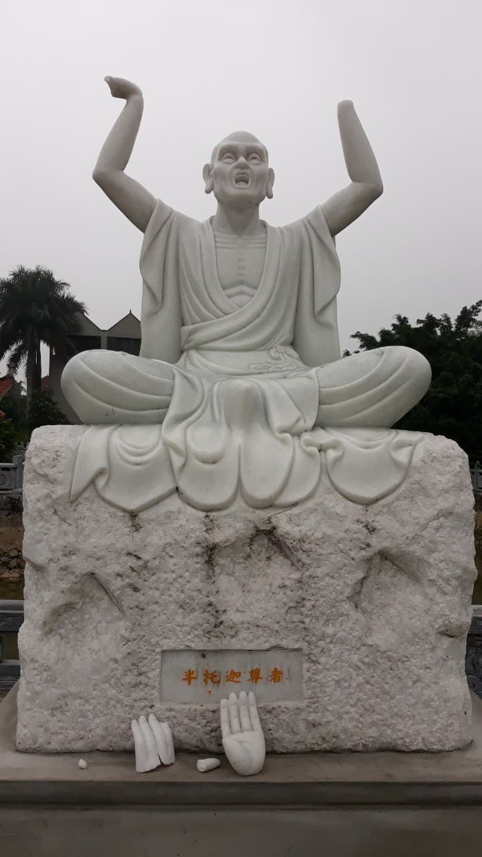 Vặt tai, bẻ tay, chặt ngón chân... 16 vị La Hán trong chùa - Ảnh 1. Vặt tai, bẻ tay, chặt ngón chân... 16 vị La Hán trong chùa - Ảnh 1.